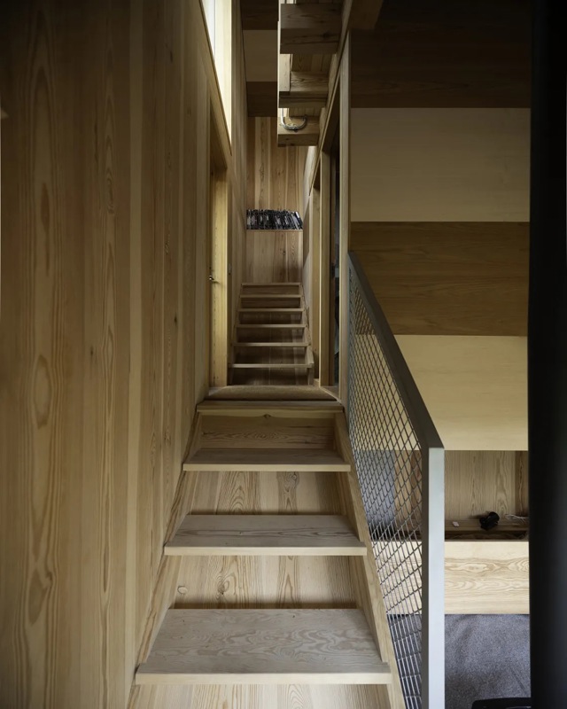 Smal trapp med tre på alle kanter. 