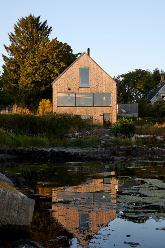 Hus som ligger helt nede i sjøkanten. 