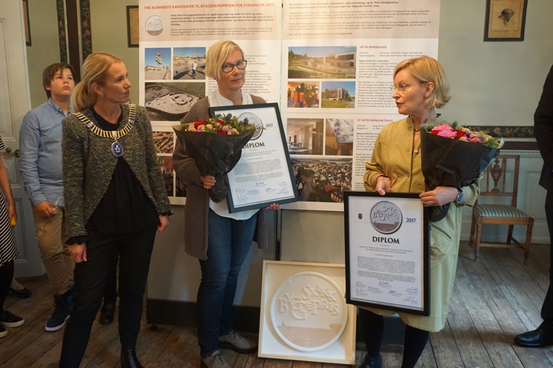 Ordføreren står sammen med vinnerne av årets byggeskikkpris på ærverdige Ledaal.