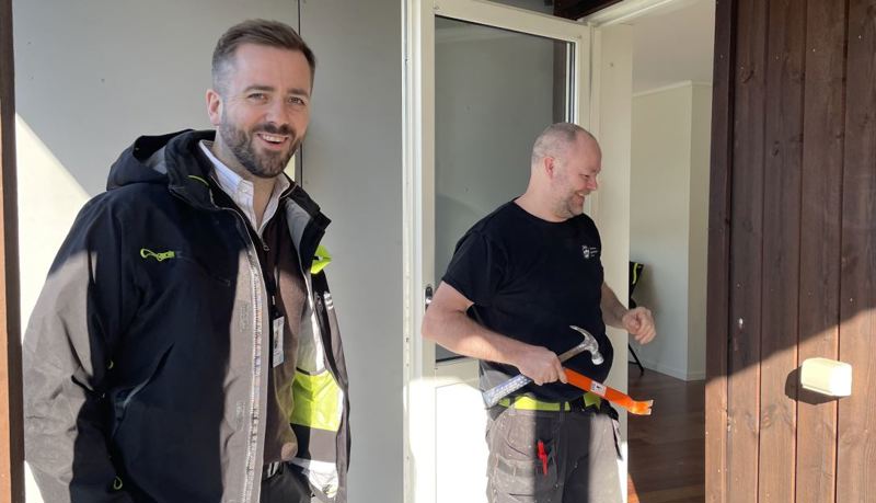 Jonas Meling og Kjetil Kaltveit står ute på terassen til en nyere bolig.