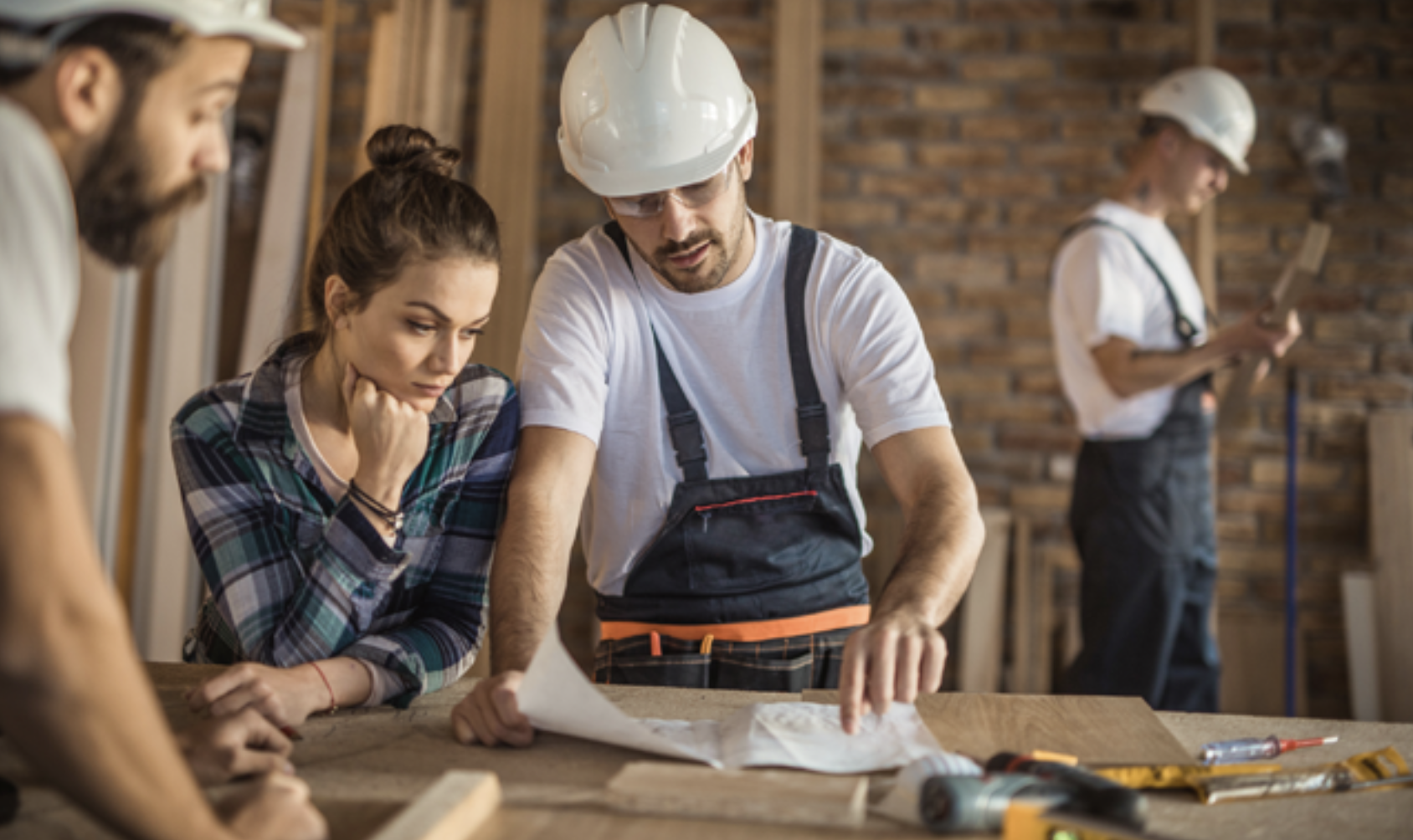 Bilde av håndverkere, fra brosjyren TettPå