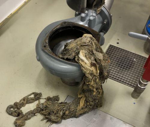 Engangskluter og annet avfall har viklet seg inn i en avløpspumpe på Gausel. Kloakkvannet og avfall som flyter i det, går på sjøen til pumpen er reparert.