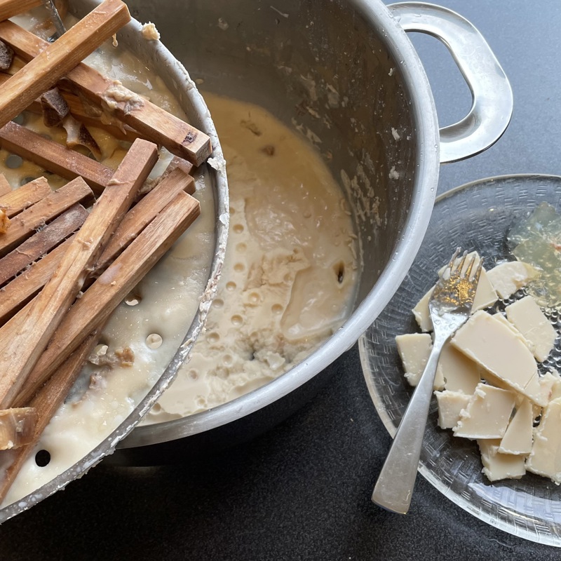 pinnekjøttfett i gryte og på fat