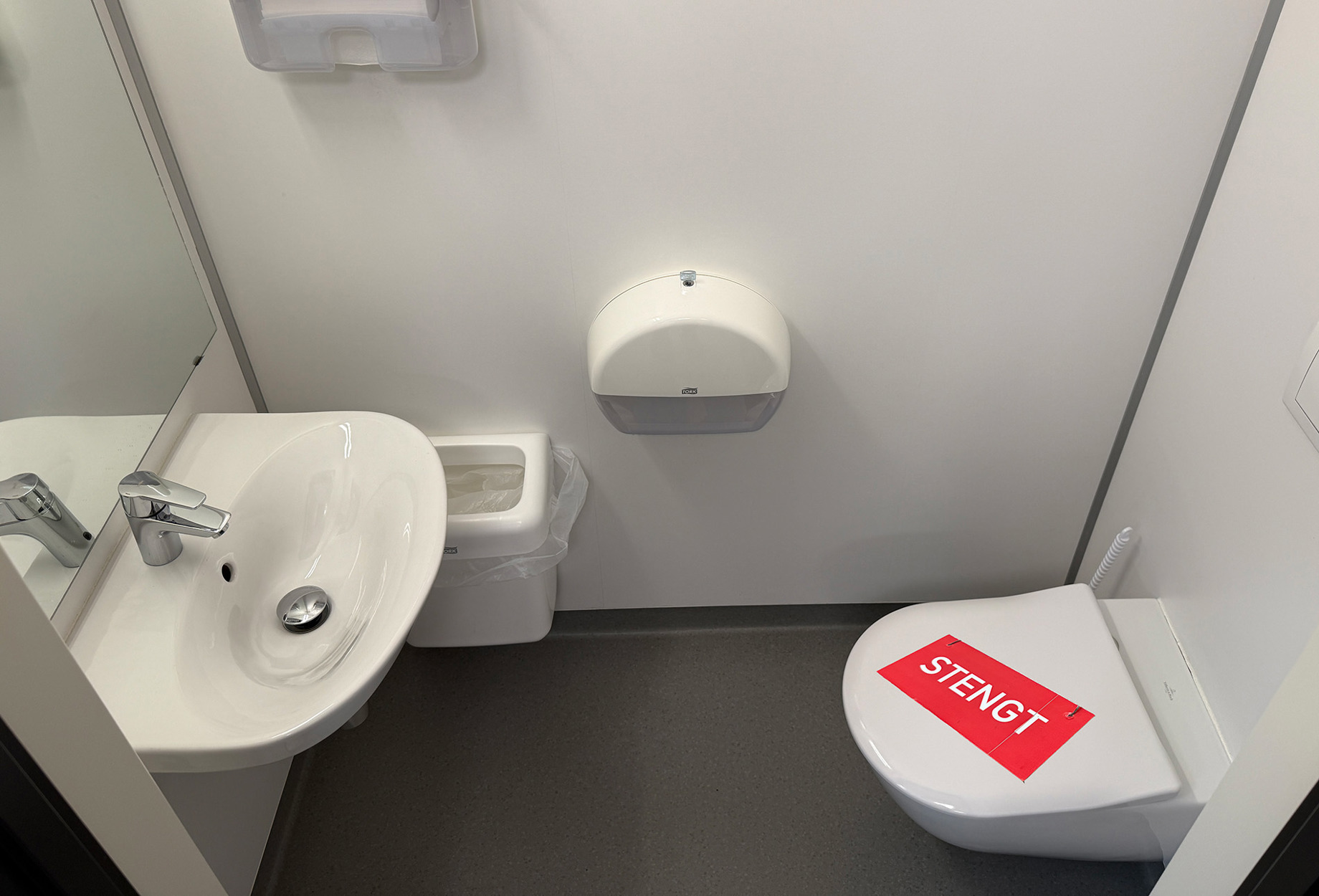 wc merket med stengt-skilt