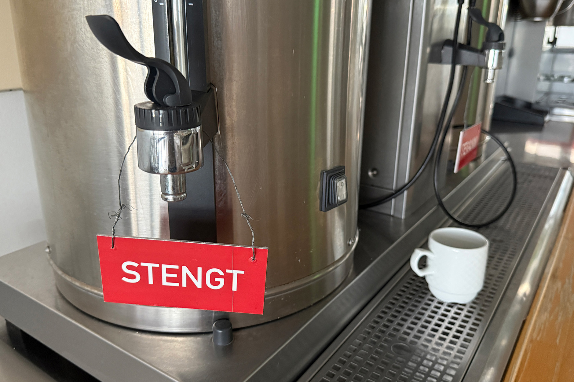 kaffemaskin merket med stengt-skilt