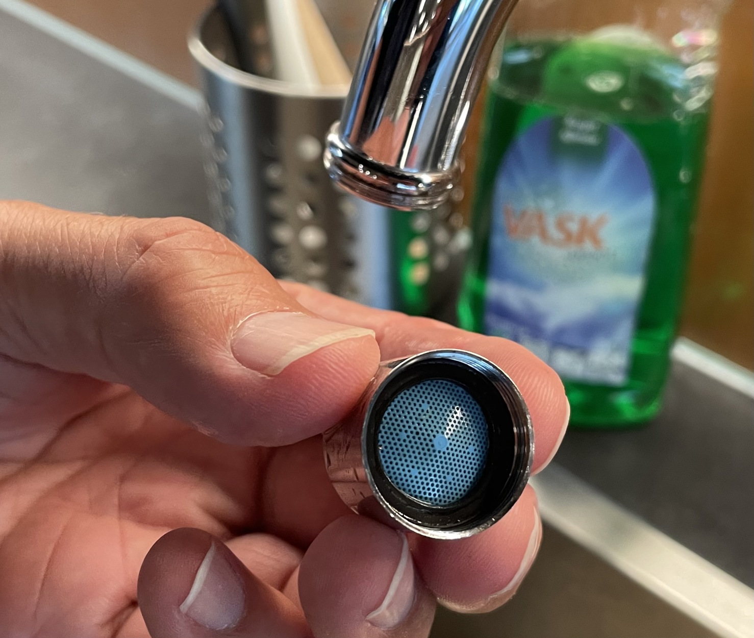 Avskrudd tupp av vannkran, med sil, som bør renses jevnlig