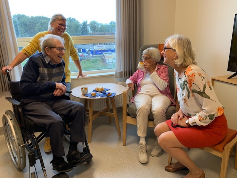 Roald Topdahl, Marit Voll, Klara Marie Topdahl, Bjørg Tysdal Moe ser på Roalds nye rom på Lervig sykehjem