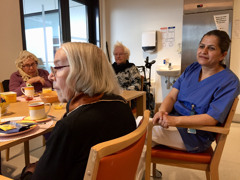 Sherin Alo har praksis to dager i uken ved Lervig sykehjem.