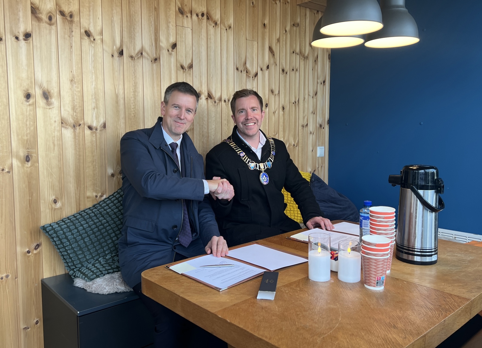 Kommunal- og distriktsminister Erling Sande og ordfører Tormod Losnedal signerte avtalen om områdesatsing på Hillevåg torg.