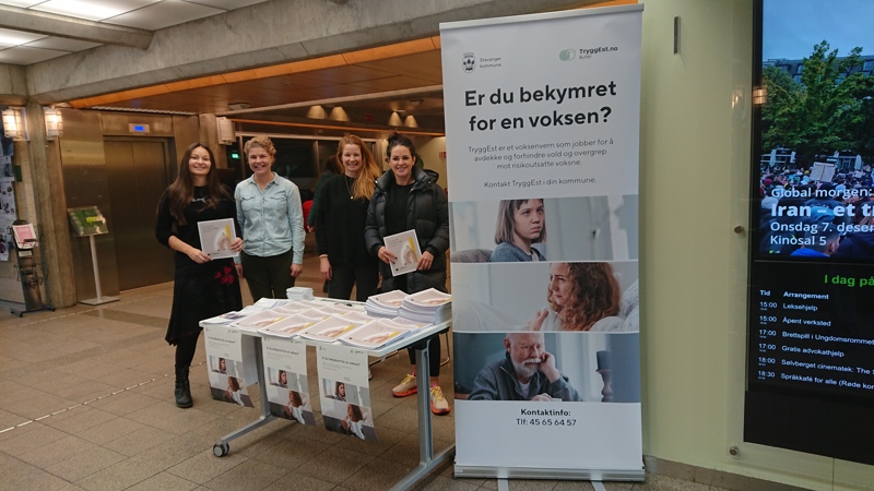 Fire blide damer på stand for kampanjen En uke mot vold.