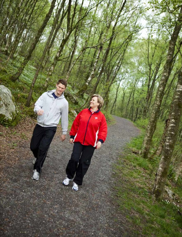 Bilde av to personer som går tur