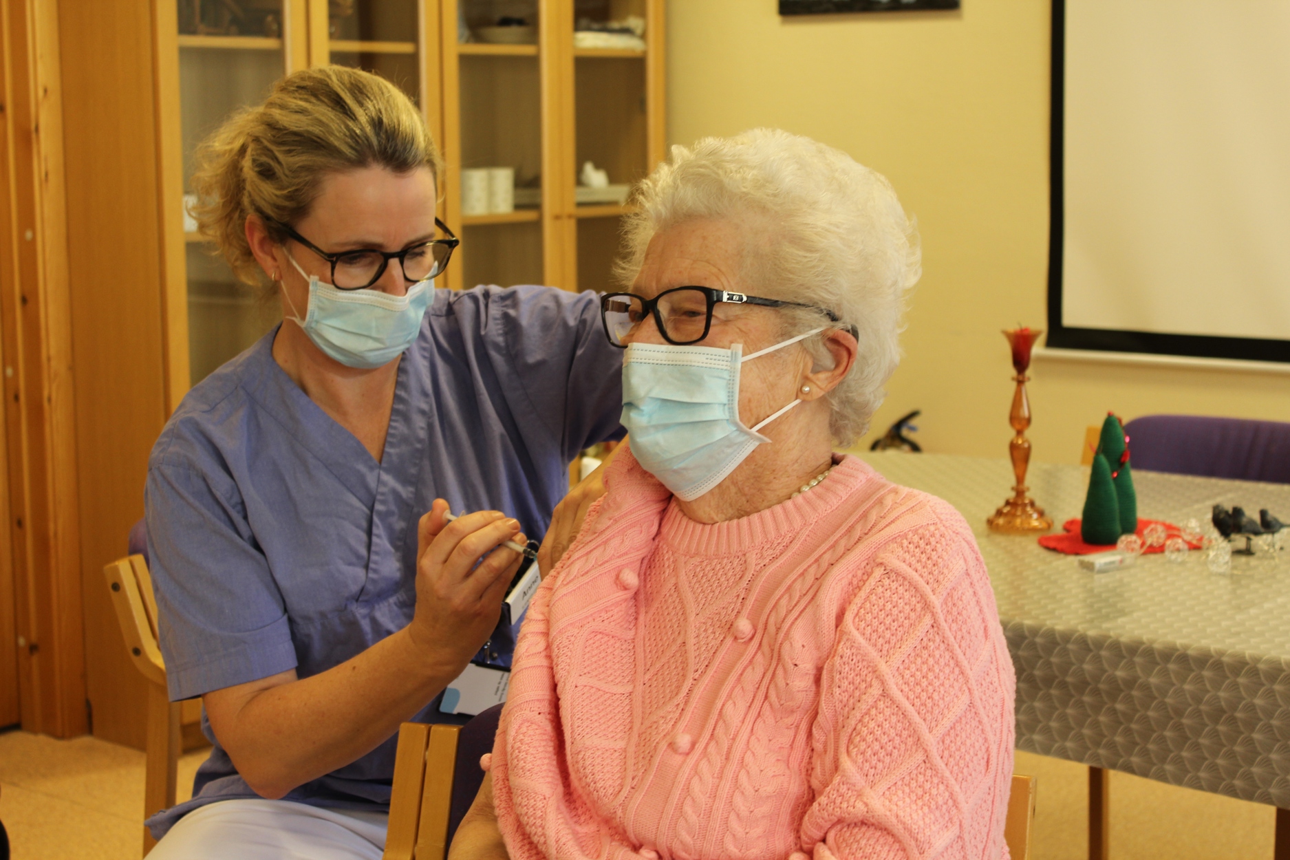 Sykepleier Anne Selvåg Sunde satte vaksinen på Margrethe Reilstad.