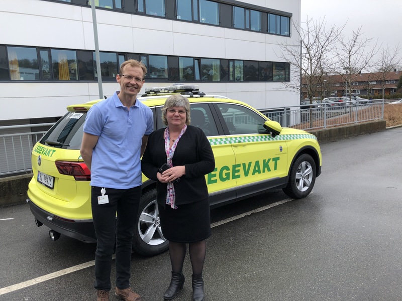 Hilde Frafjord og Tom Ole Dalsrud foran Stavanger kommunes nye legevaktbil.
