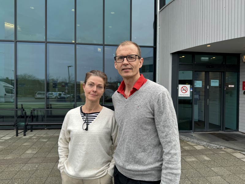 Overlege Tom Ole Dalsrud og fungerende legevaktsjef Hanne Sandanger utenfor legevakten i Stavanger. 