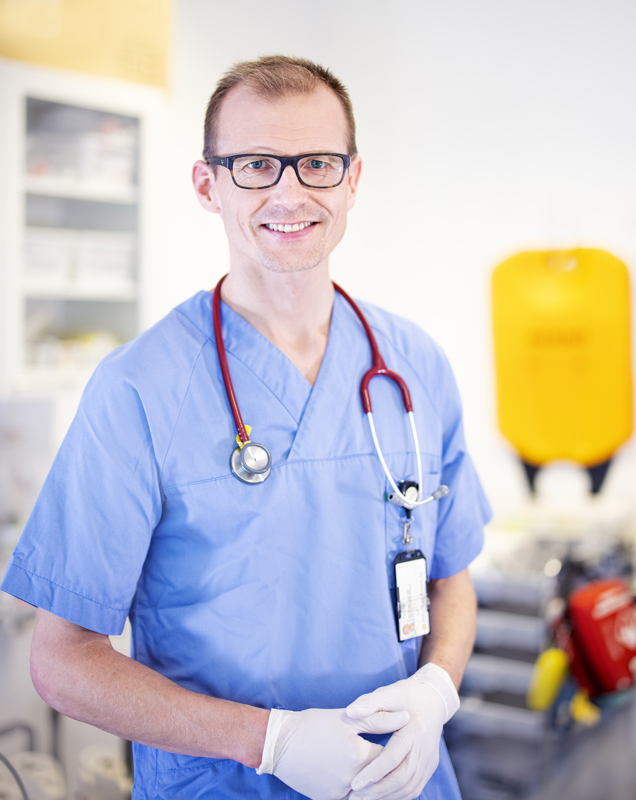 Portrettbilde av Tom Ole Dalsrud med legefrakk og stetoskop
