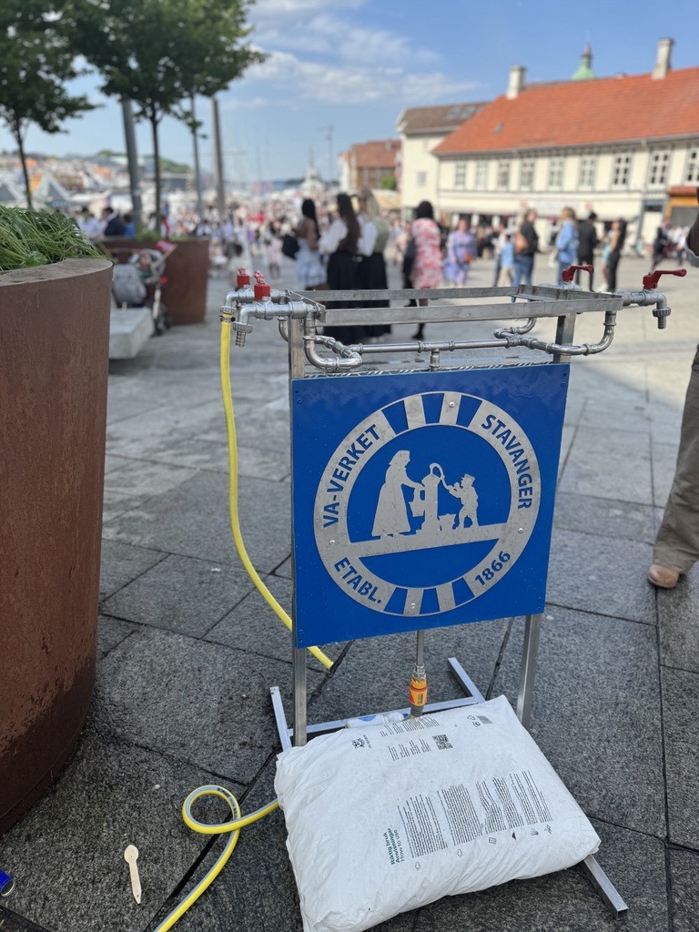 Kommunen har satt ut vannstasjoner på torget.