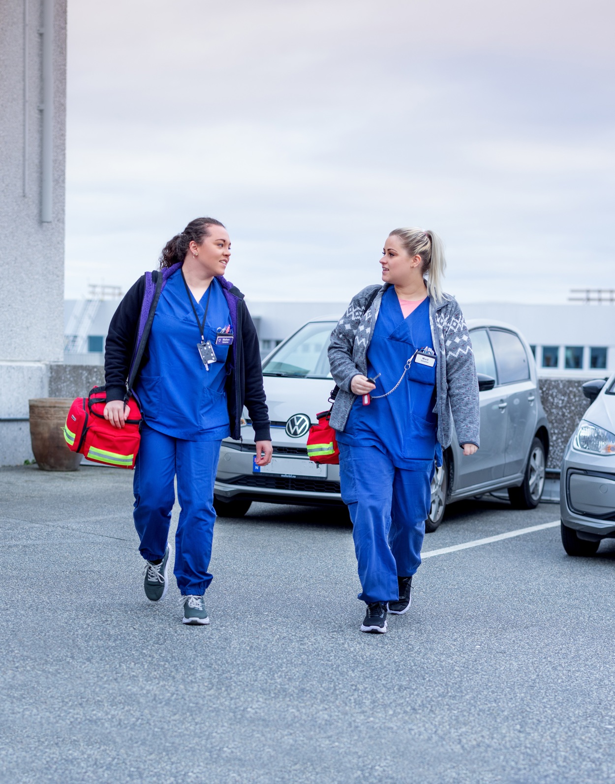 To sykepleiere går på en vei