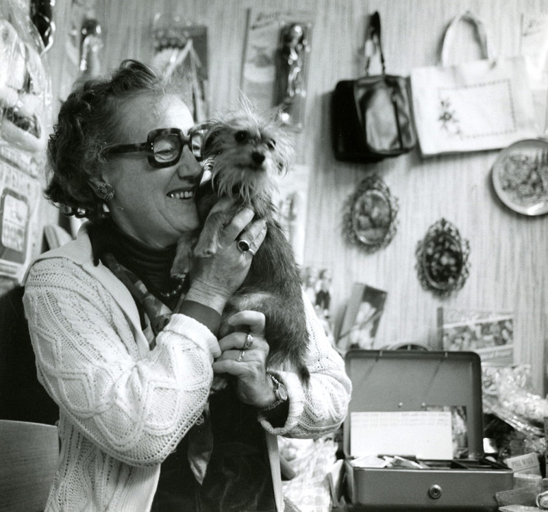 Ada Grødeland i loddboden med hunden Pjolter. Foto: Stavanger byarkiv, fotoarkiv Rogalands Avis, fotograf: Pål Christensen 