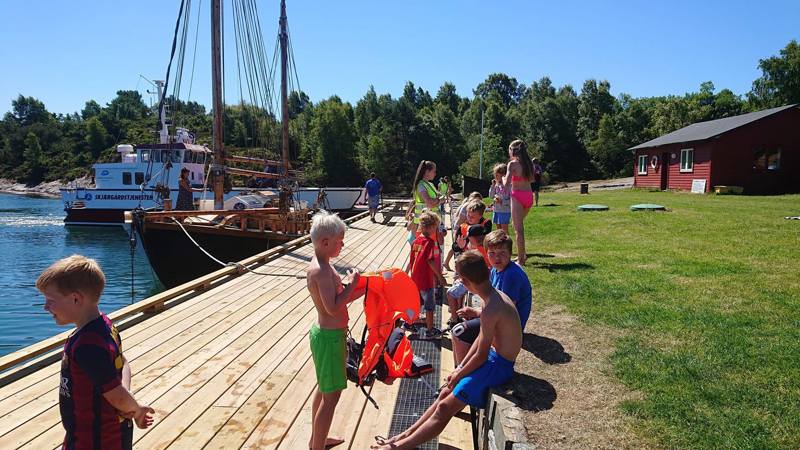barn på bryggen i sol