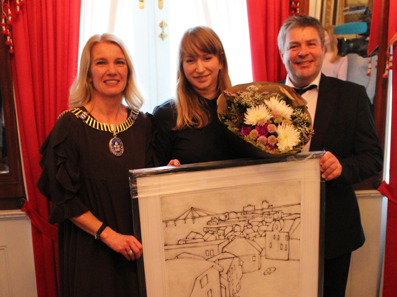 Anna Ihle er årets Stavanger-kunstner i 2018. Her flankert av ordfører Christine Sagen Helgø og kultursjef Arnfinn Bjerkestrand.