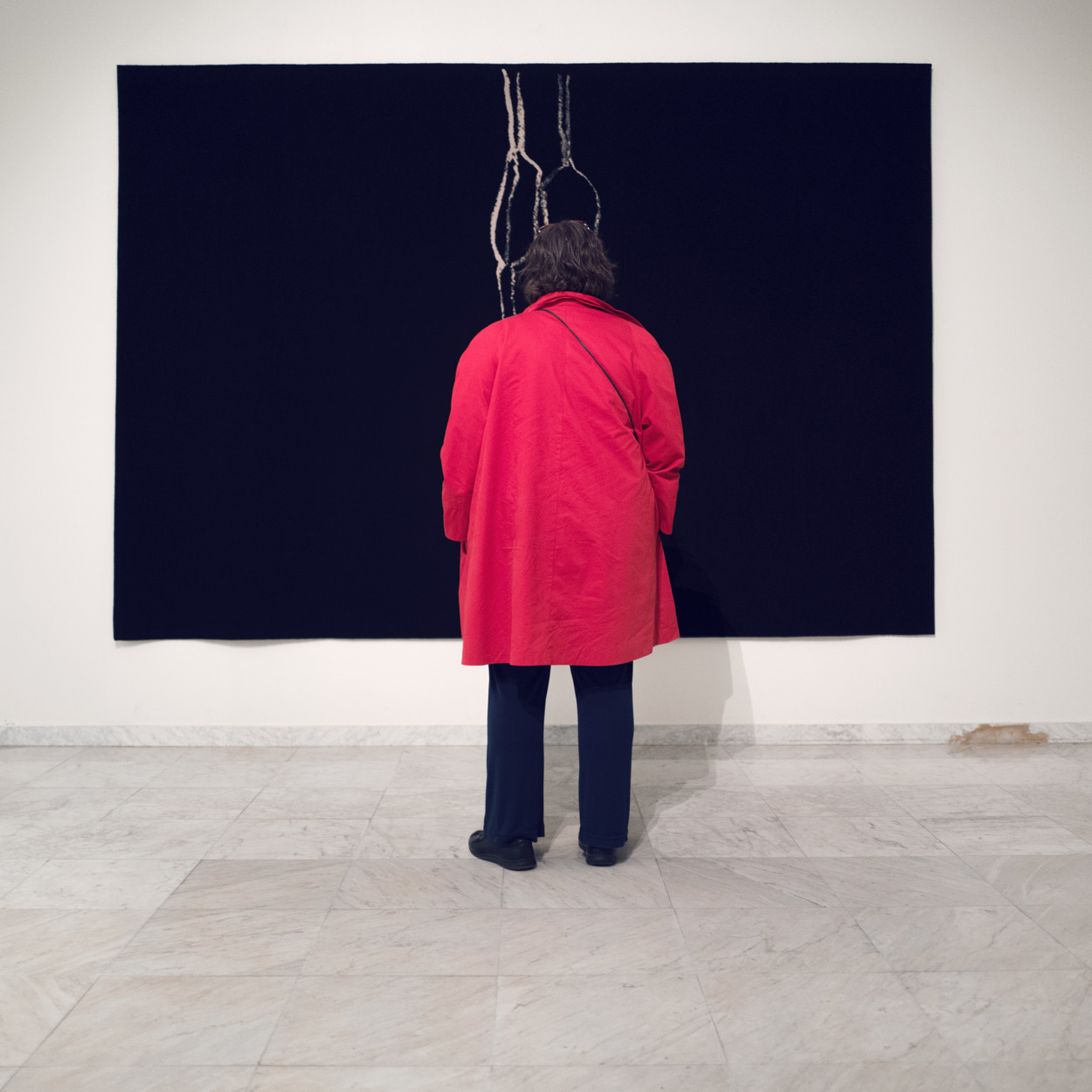 Kvinne som ser på kunst