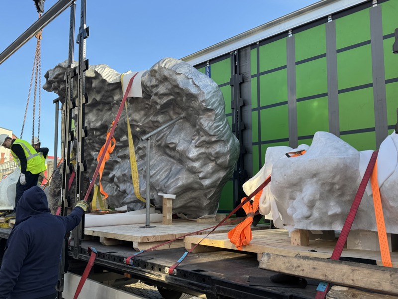 Det er kunstner Jone Kvie som står bak kunstverket. 