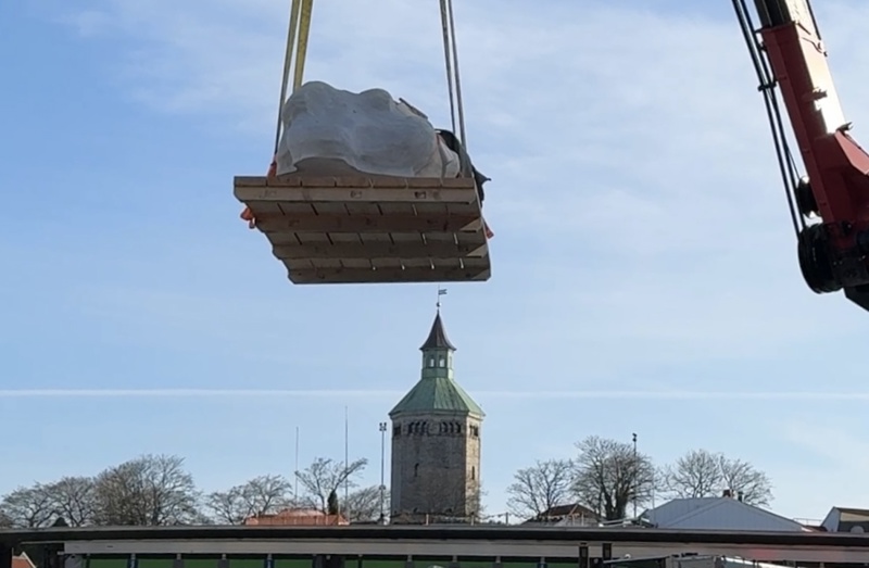Kunstverket som skal monteres på krigsseilerplassen heises på plass