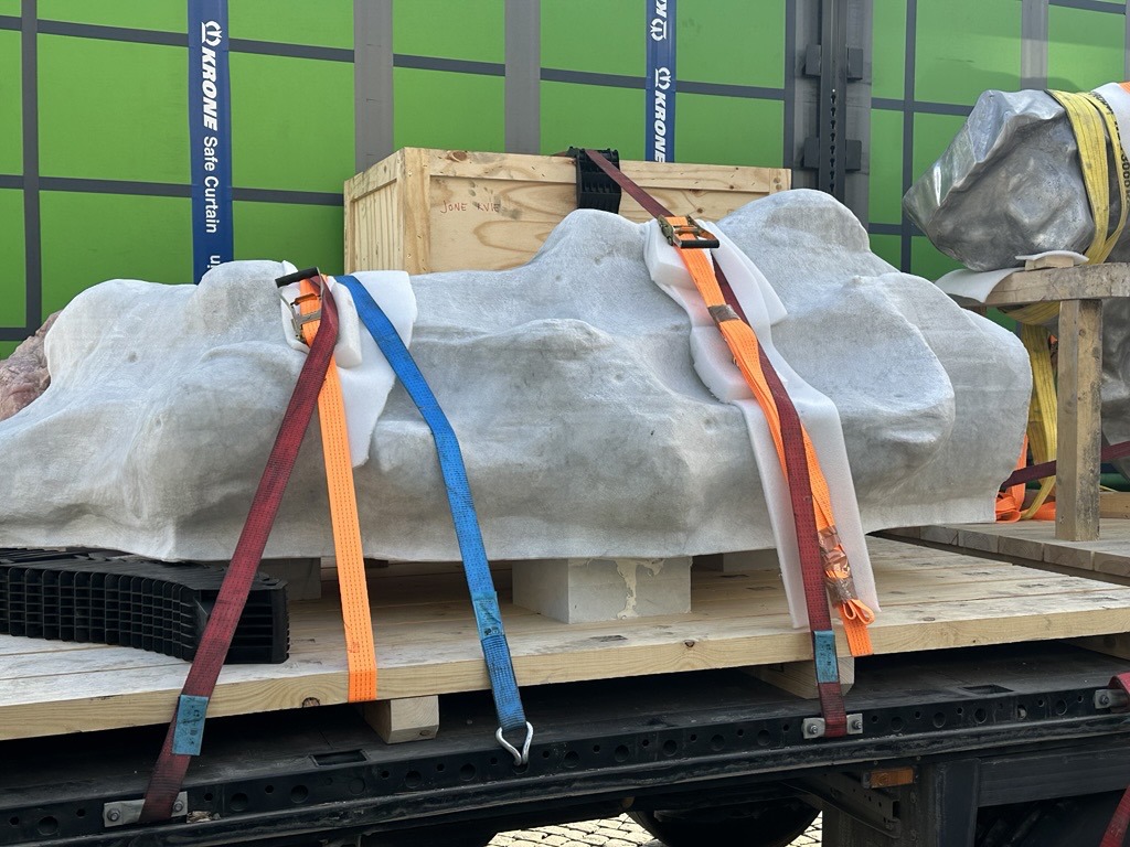 Forsvarlig sikret marmor som har reist helt fra Napoli.