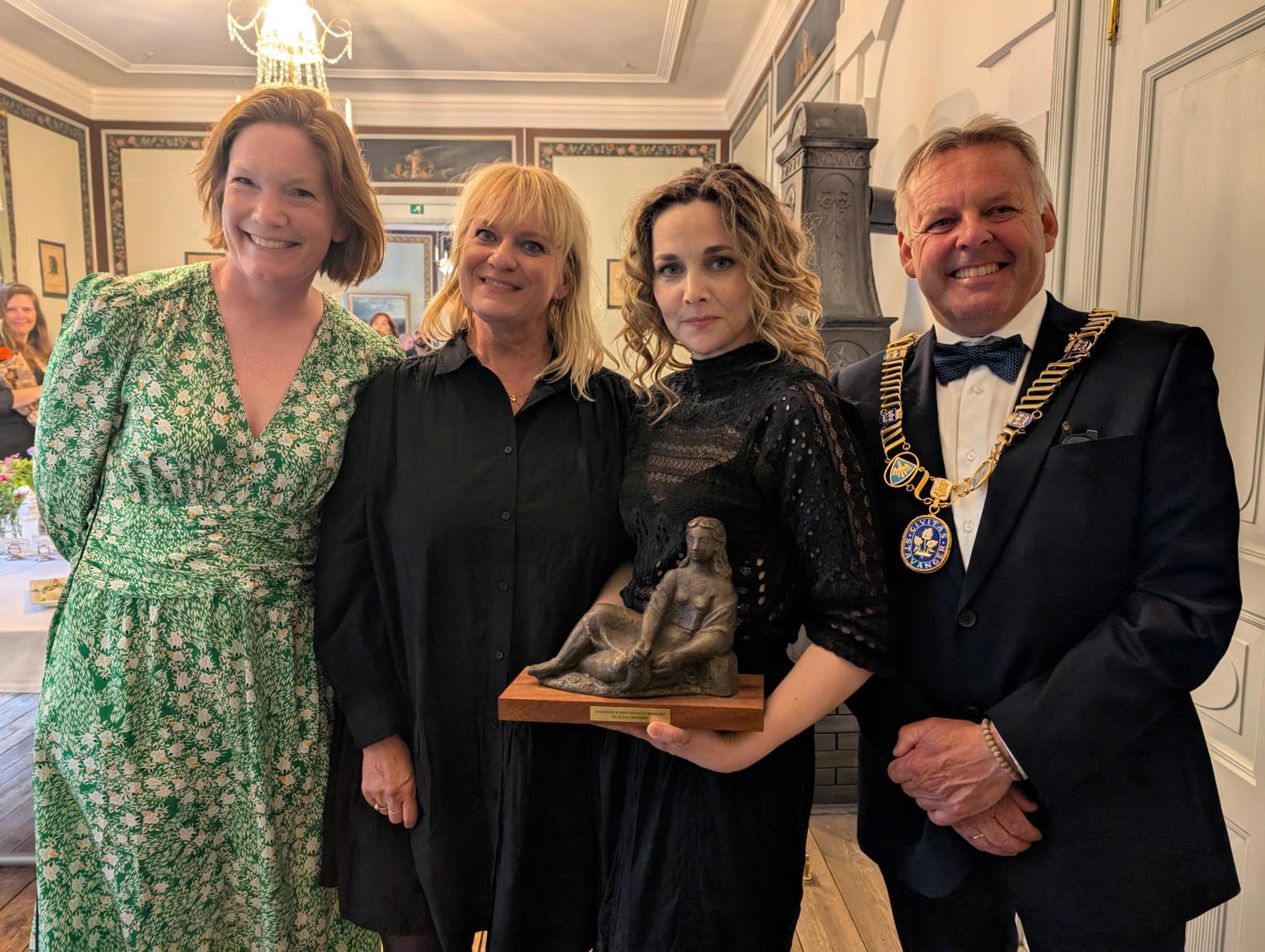 Kultursjef Kristina Ehrenberg Rasmussen, leder av utvalg for kultur, idrett og samfunnsdialog Cille Ihle, kulturprisvinner Silje Salomonsen og varaordfører Henrik Halleland på Ledaal.