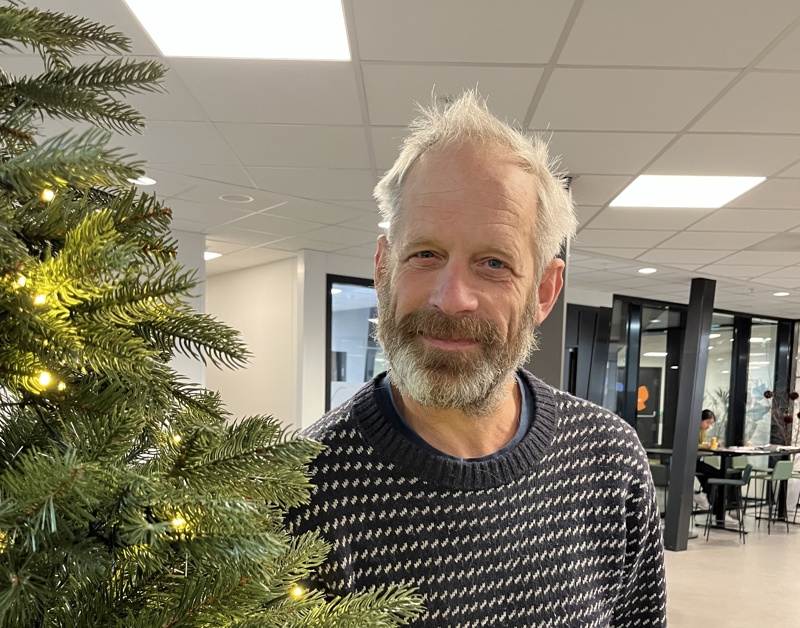 Stein Andreassen ved juletre