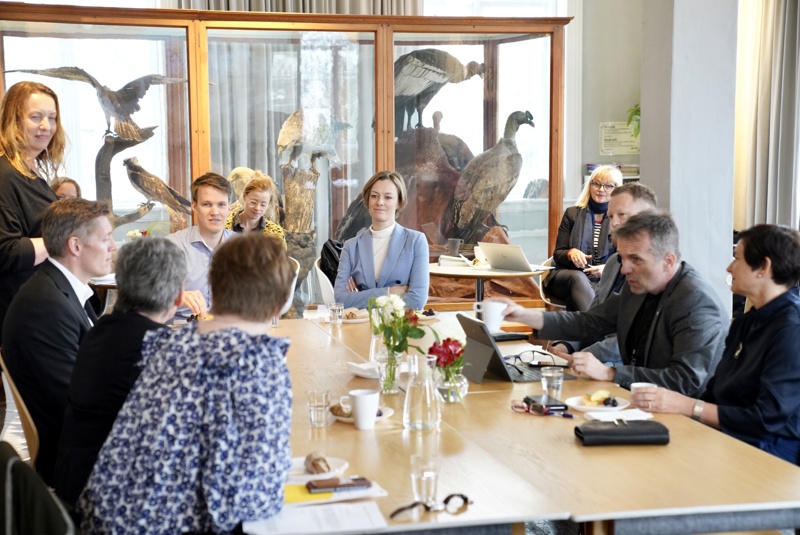 Ordfører Dagny Sunnanå Hausken ønsket kulturminister Anette Trettebergstuen velkommen til møte om Akropolis-visjonen. Med på møtet var også fungeren varaordfører Dag Mossige, stortingsrepresentant Torstein Tvedt Solberg, direktør Leidulf Skjørestad, kultursjef Kristina Ehrenberg-Rasmussen og museumsdirektør Siri Aavitsland. 