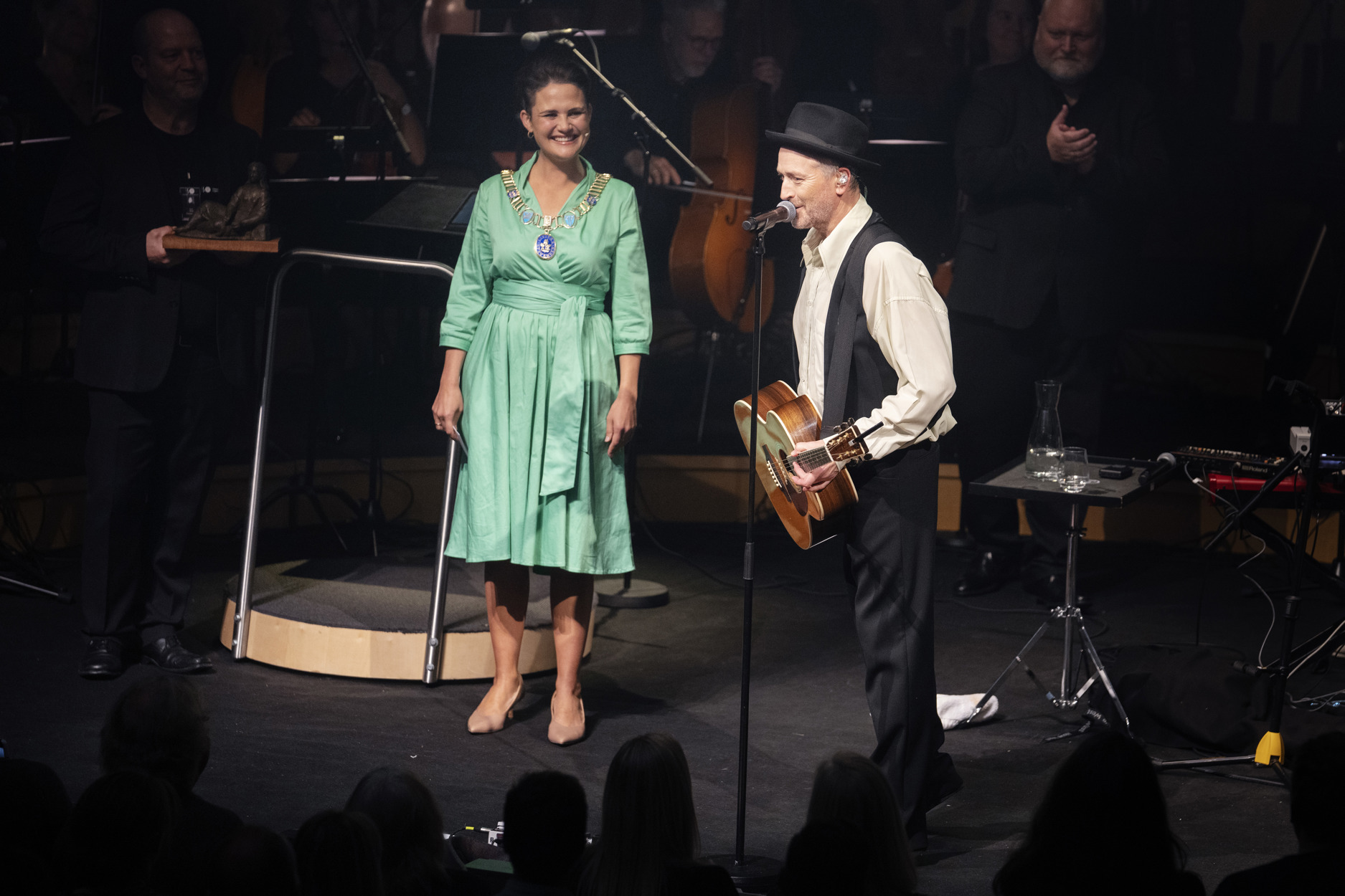 Ordfører Kari Nessa Nordtun delte ut kulturprisen til Morten Abel i Stavanger konserthus. Foto: Marie von Krogh.