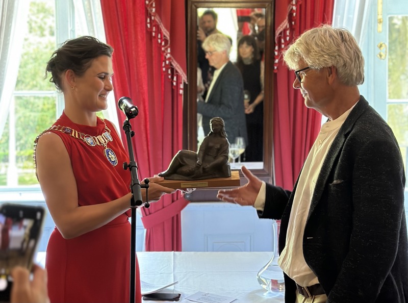 Ordfører Kari Nessa Nordtun overrekker kulturprisen 2023 til Ketil Thu.