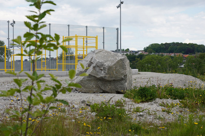 John Derek Bishop har laget lydinstallasjonen «Lyden fra Sjøkanten» som består av to steiner på Essotomten. 