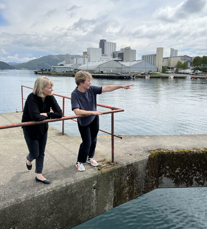 Kanskje kunsten kan få oss til å se stedene langs sjøkanten med et nytt blikk? For eksempel her på Essotomta. Byutvikler Karen Hatleskog Zeiner (t.v.) og Maren Skoie fra kommunens kulturavdeling.  (Foto: Sigrun Sætrevik)