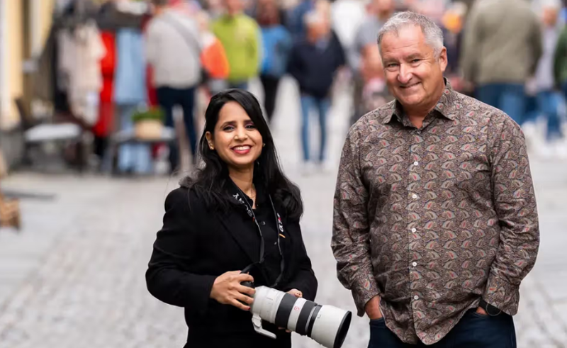 Stavangers fribykunstner og fotojournalist, Hayat Al-Sharif presenterer sammen med journalist i Stavanger Aftenblad, Arild Inge Olsson, en fotoutstilling og portrettserie med tittelen Folkene i byen vår.