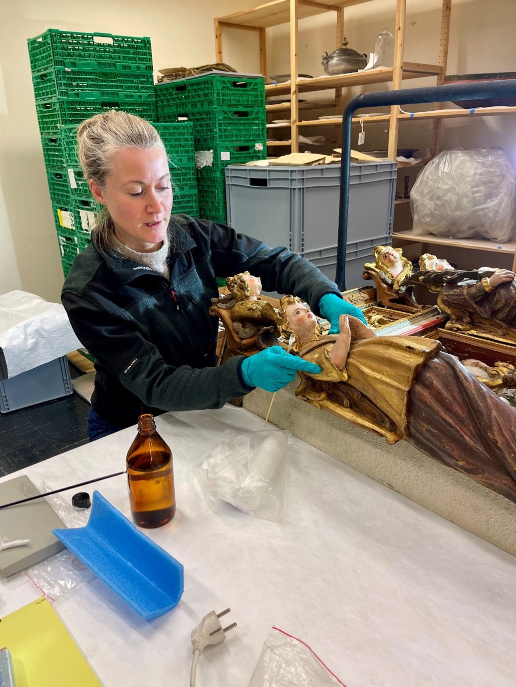 Malerikonservator Lise Chantrier Aasen ved Arkeologisk museum. Foto: MUST