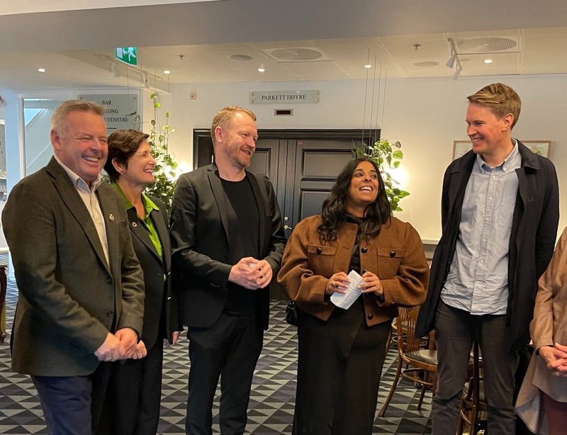 Fra v.: Henrik Halleland, fungerende ordfører, Siri Aavitsland, adm. direktør MUST, Glenn André Kaada, teatersjef Rogaland Teater, Lubna Jaffery, kultur- og likestillingsminister, Torstein Tvedt Solberg, Familie- og kulturkomiteen