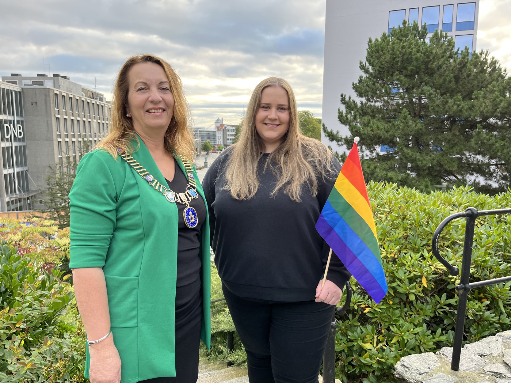 Varaordfører Dagny Sunnanå Hausken og festivalsjef for Skeivå Rogaland Pride, Live Idland . Regnbueflagget ble heist i rådhustrappene i Stavanger mandag 29. august.
