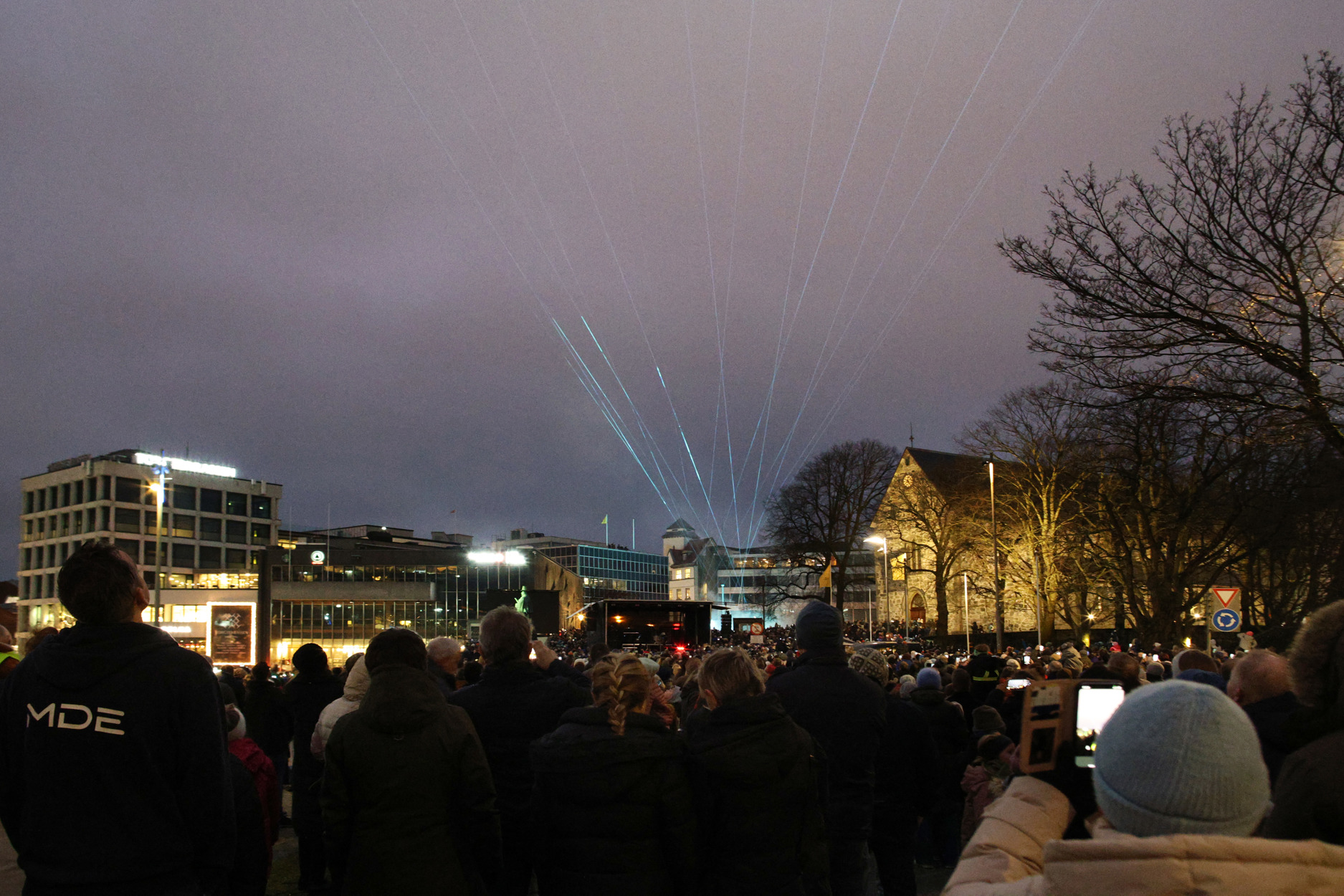 Folkehav ser mot lysverket Beacon of Light på domkirkeplassen.