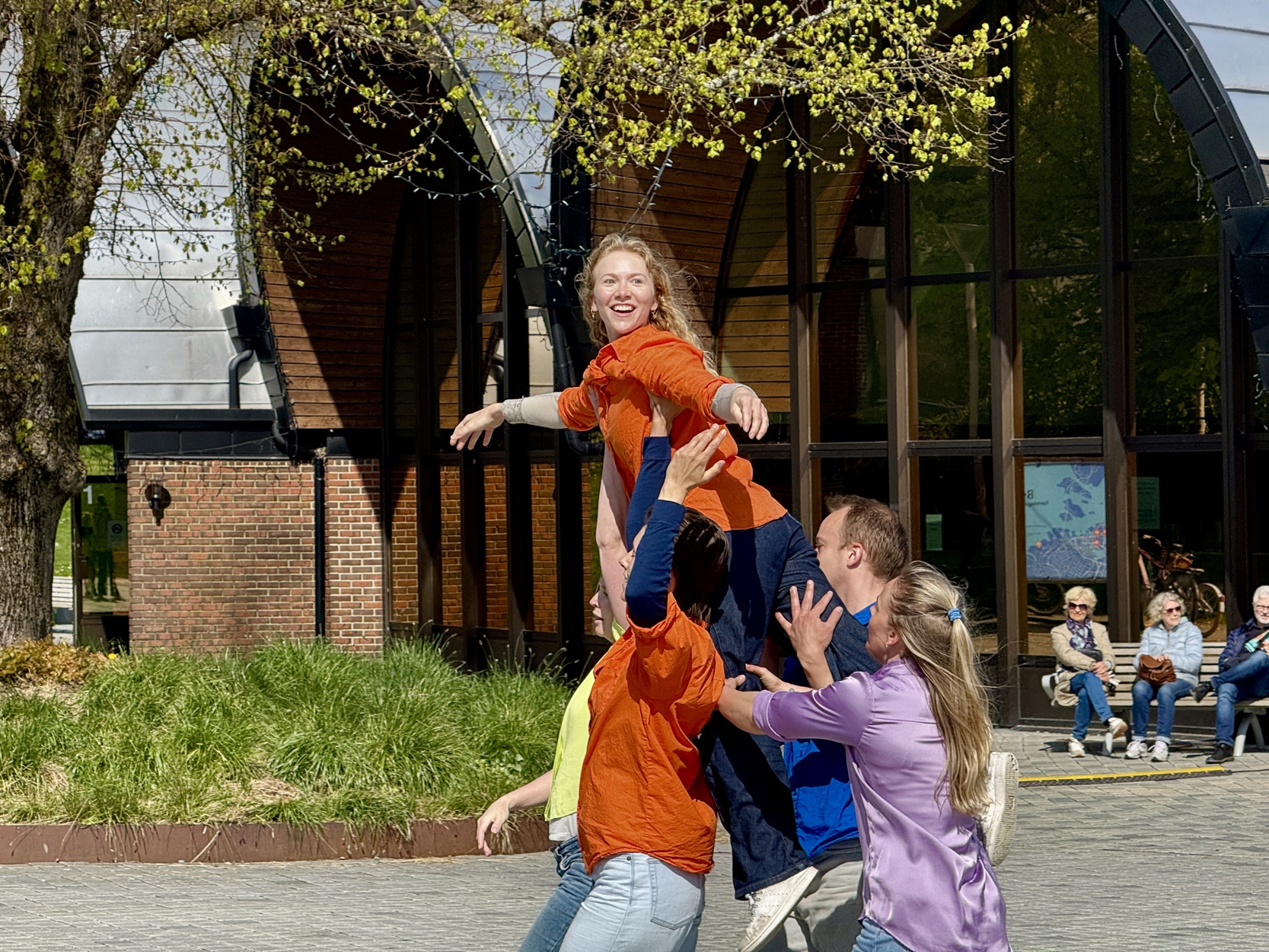 Dansere i Bjerstedparken under Byfesten.