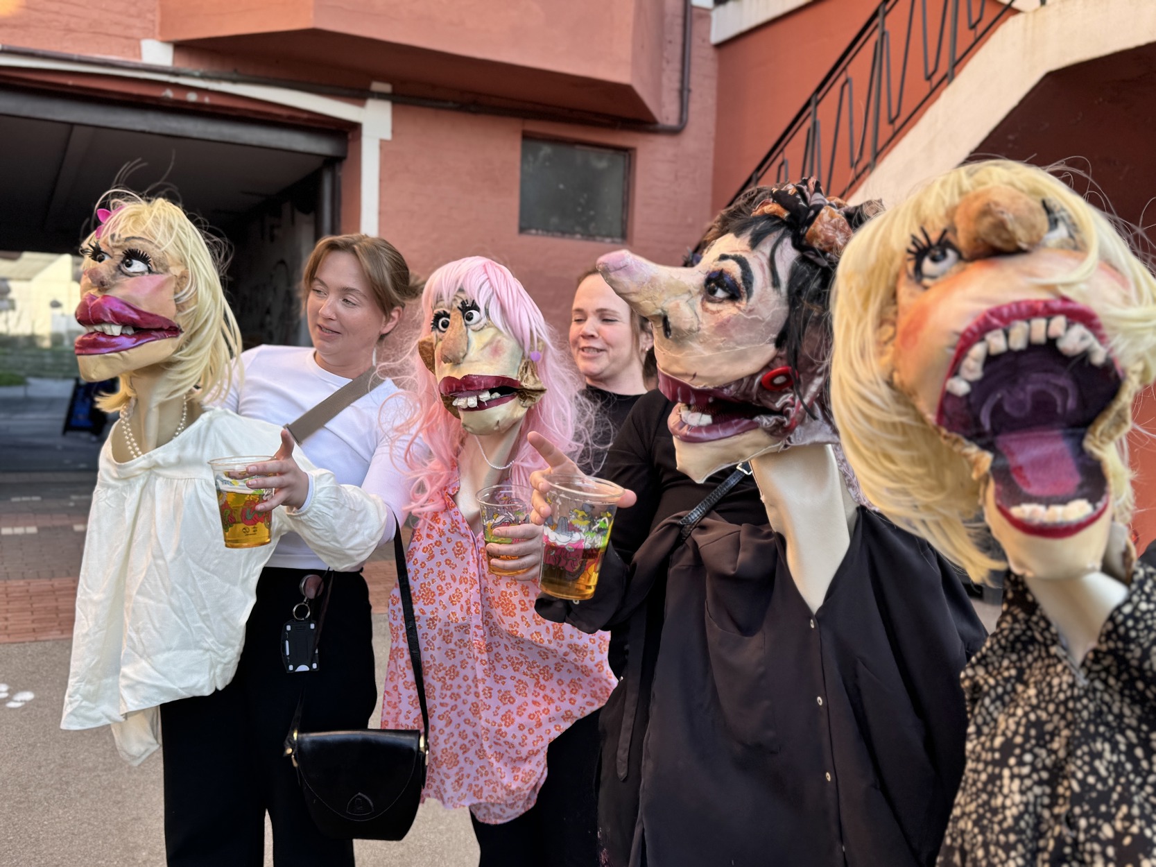 «Bar til bar» med Bård Bjørknes bø på åtte barkonsepter i Ølhallene og en pubcrawl gjennom tidene - med disse fire som stamgjester.