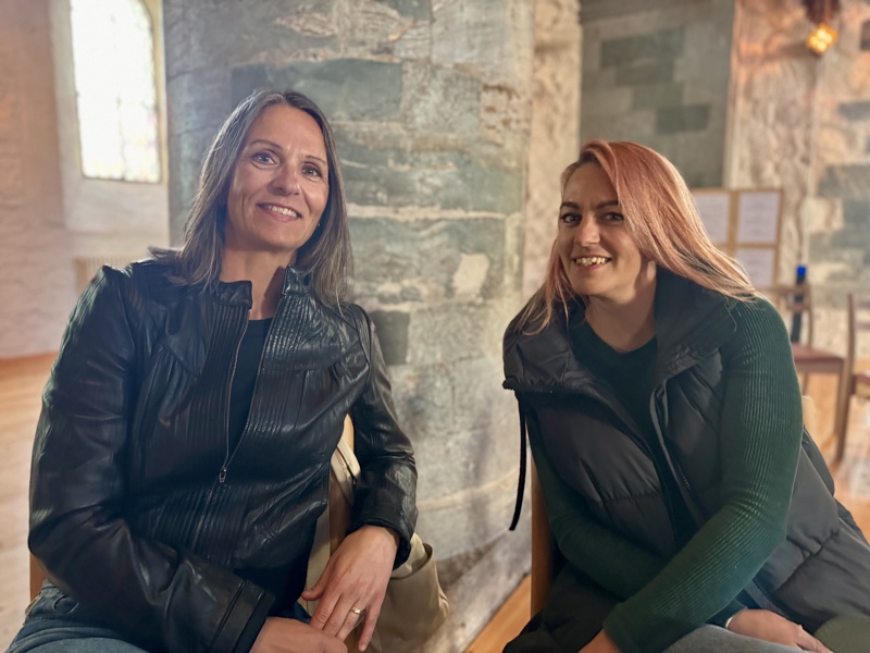 Ellen Flokketveit King og Therese Flokketveit løftet blikket i Stavanger domkirke.  