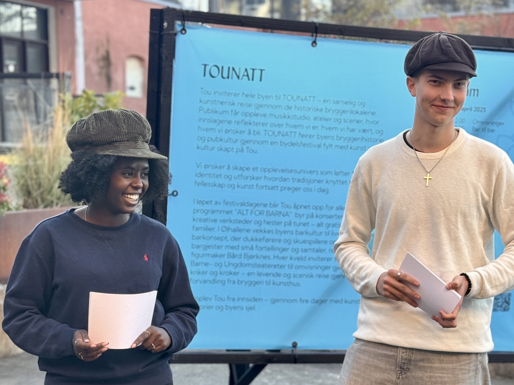 Stella Crist Crawford og Joakim Auestad har lært masse nytt om Stavangers bryggerihistorie som omvisere på Tounatt.