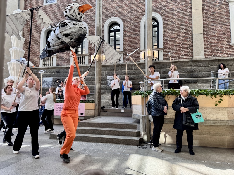 Forestillingen Kan du høre byen puste? med måker på Sølvberget.