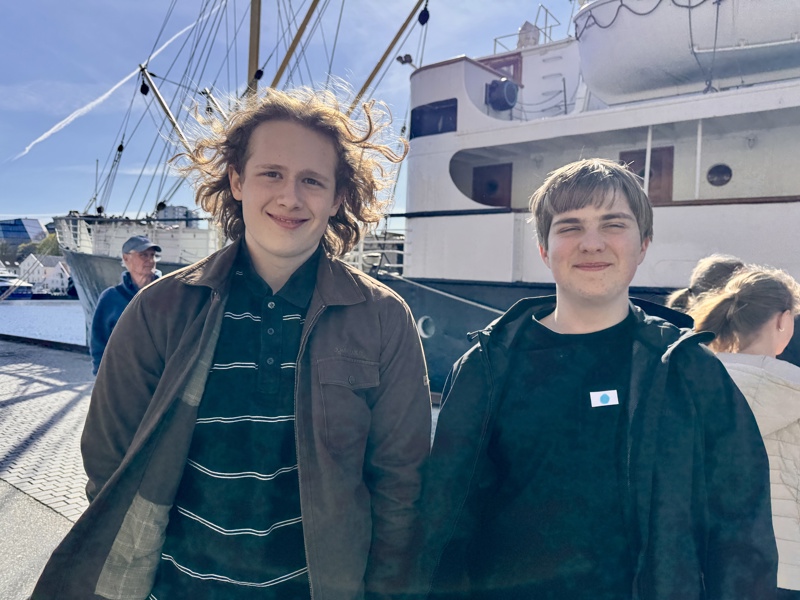 Leonard og Mikkel, skuespiller og publikummer, foran MS Rogaland som under Byfesten ble teaterforestillingen MS Souvenir.