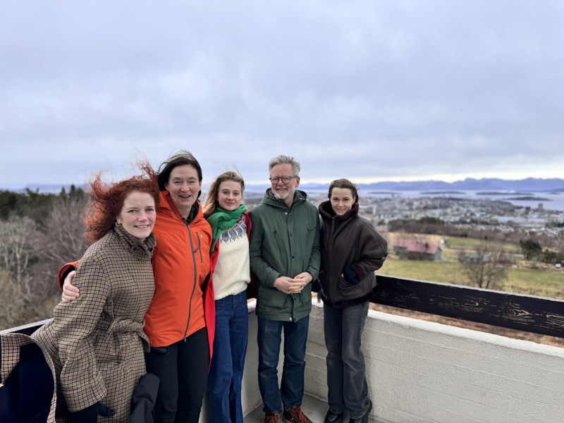 Rebekka Brox Liabø, Anne Beate Hovind, Penelope Lea, Ole Hamre og Stine Isachsen Knudsen ved Ullandhaugtårnet.