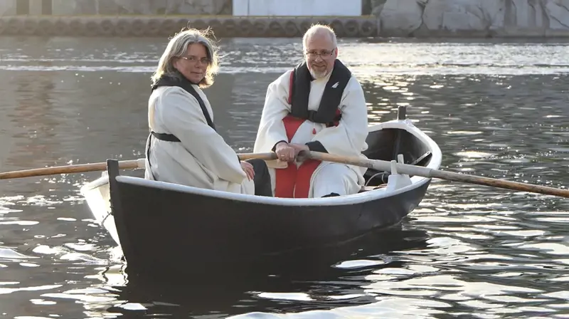 Stafetten startet i Egersund, der sokneprest Leif Wikøren Nilsen rodde prost Ingun Stokstad Barane fram til Egersund kirke. Foto: Ivar Barane