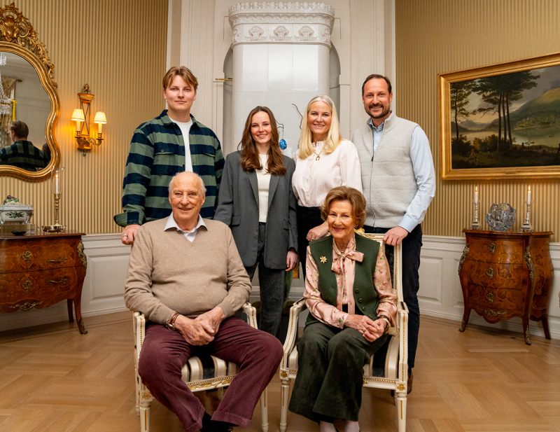 Kongeparet og kronprinsfamilien fotografert innendørs på Bygdø Kongsgård. 