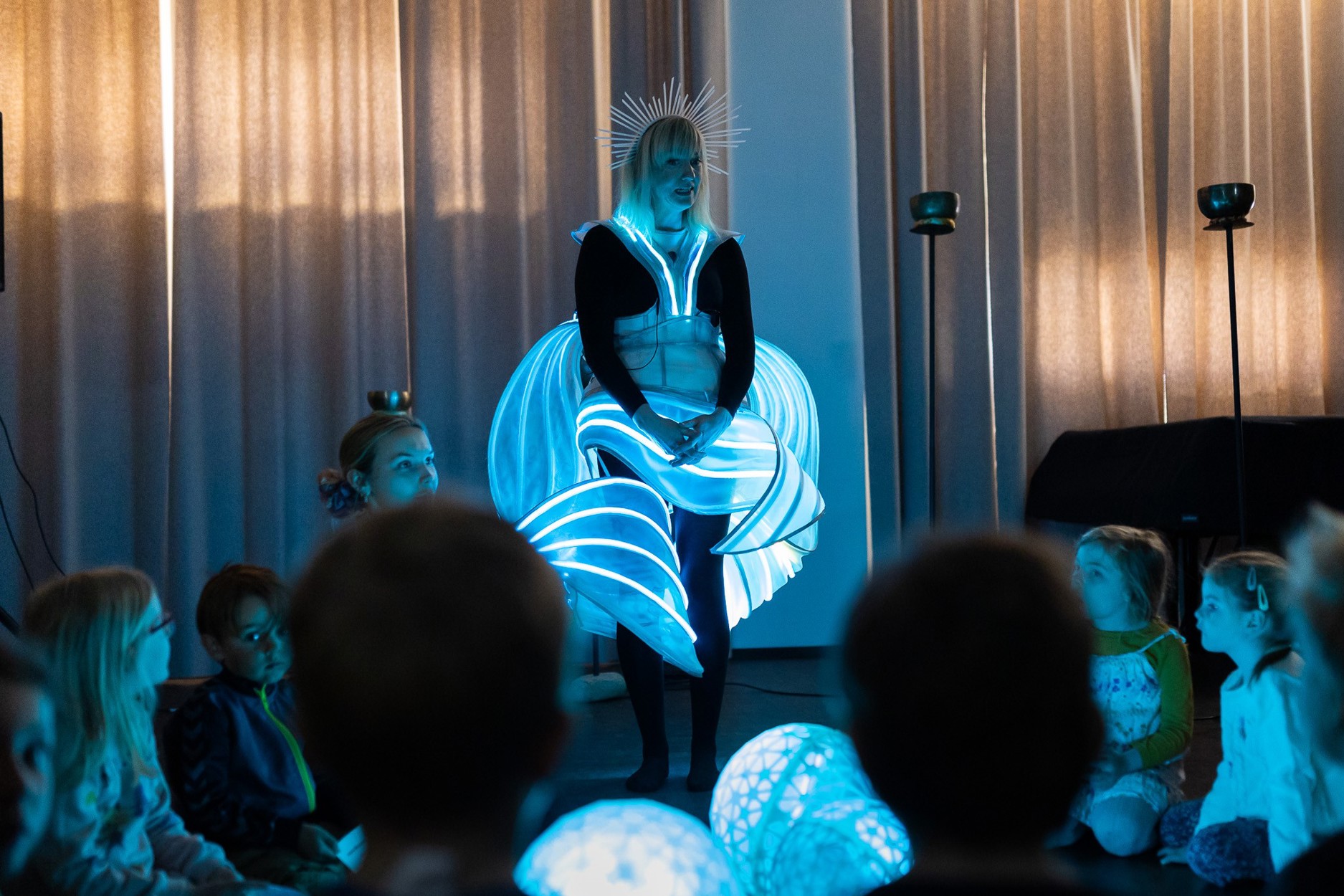 Når lyden av prinsessens fiolin blander seg med lyden fra messingboller fra Himalaya lyser prinsessa så fint!